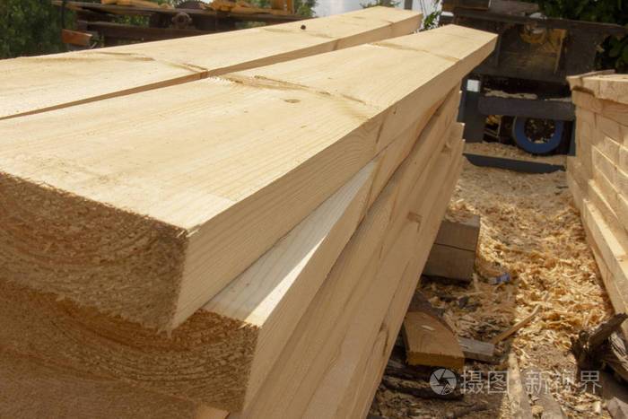 锯木厂加工过的木板木材加工厂的光滑车削抛光的木板
